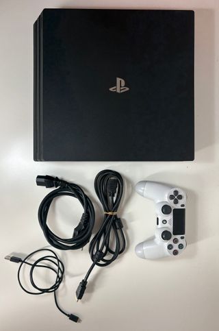 Consola Sony PS4 Pro Negra + Mando Blanco