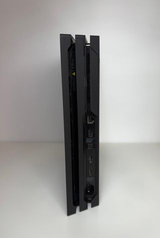 Consola Sony PS4 Pro Negra + Mando Blanco