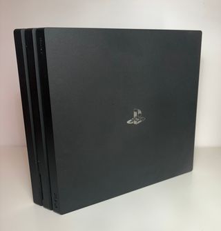 Consola Sony PS4 Pro Negra + Mando Blanco