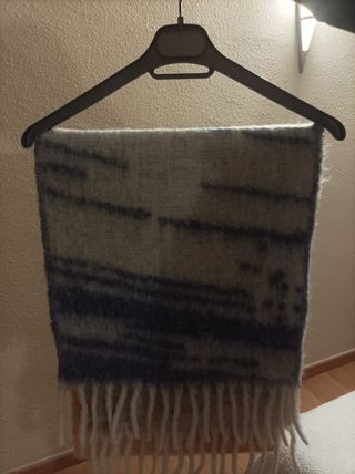 Bufanda azul y amarilla con flecos