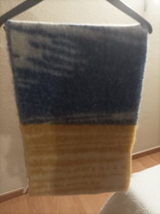 Bufanda azul y amarilla con flecos