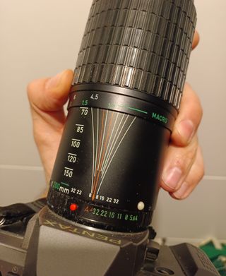 Cámara Pentax P30T con objetivo Zoom 70-200mm