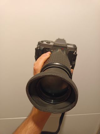 Cámara Pentax P30T con objetivo Zoom 70-200mm