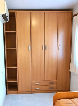 Habitación juvenil madera con armario y cajones