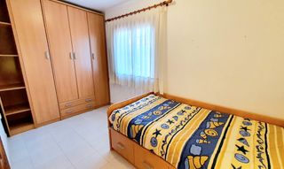 Habitación juvenil madera con armario y cajones