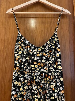 Vestido floral negro con etiqueta