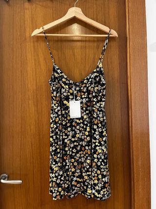 Vestido floral negro con etiqueta