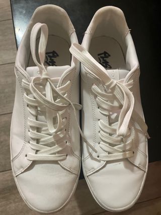 Zapatos blancos usados una vez