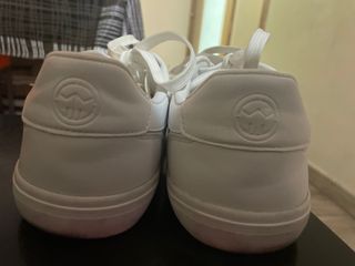Zapatos blancos usados una vez
