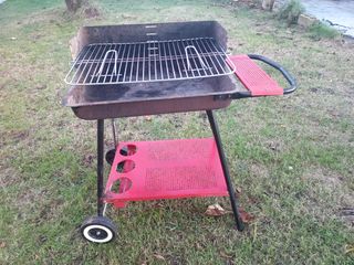 Barbecue a carbonella con ruote