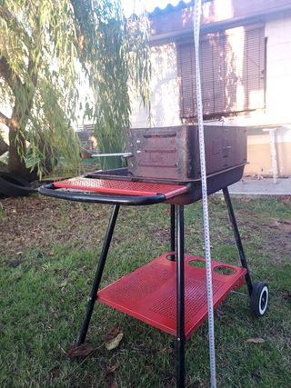 Barbecue a carbonella con ruote