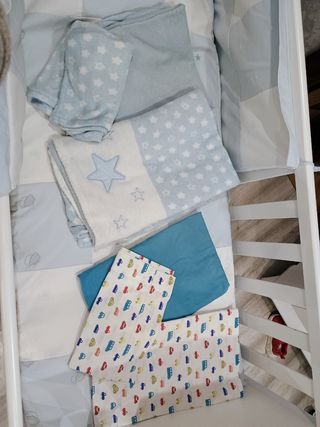 Cuna de bebé blanca micuna con textiles