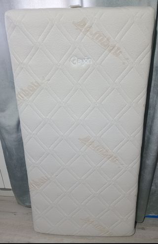 Cuna de bebé blanca micuna con textiles