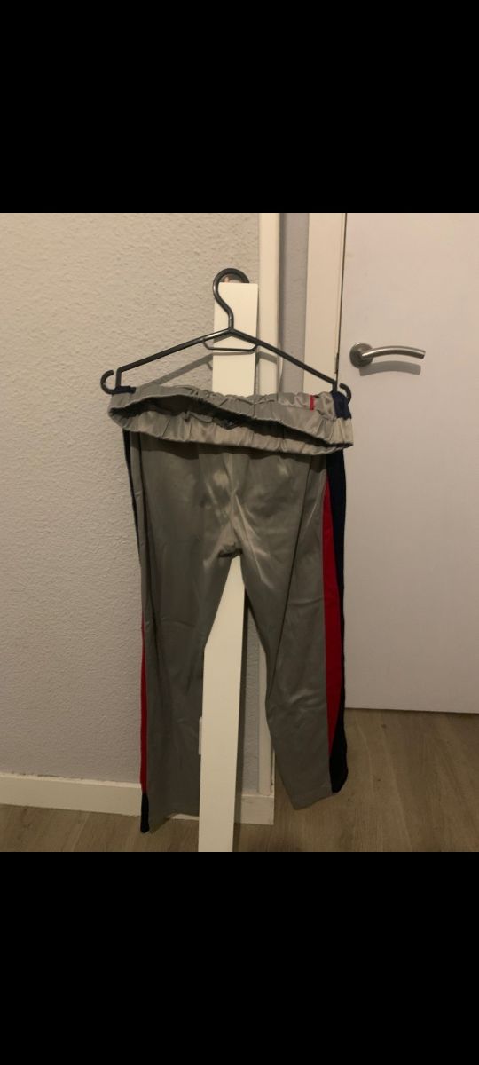 Pantalones de chándal grises con detalles