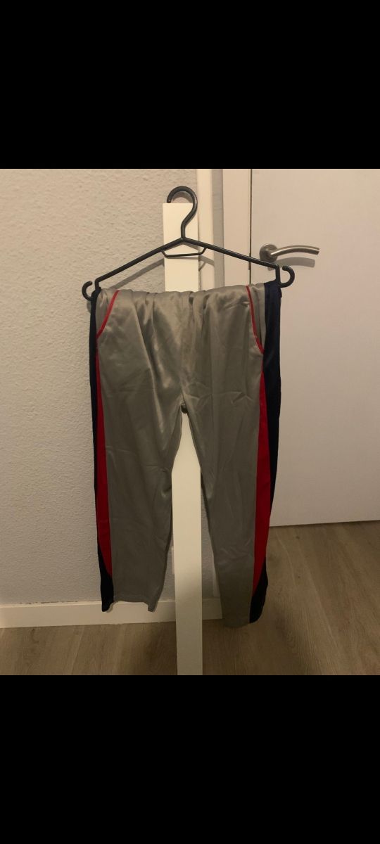 Pantalones de chándal grises con detalles
