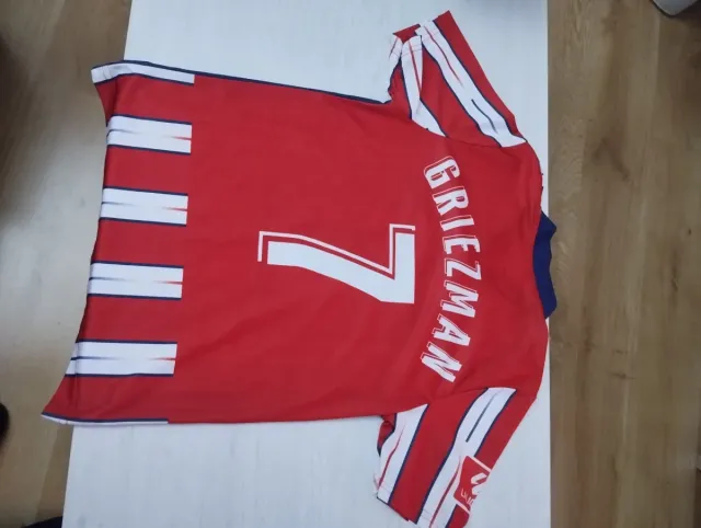 Camiseta de fútbol rayas rojas y blancas