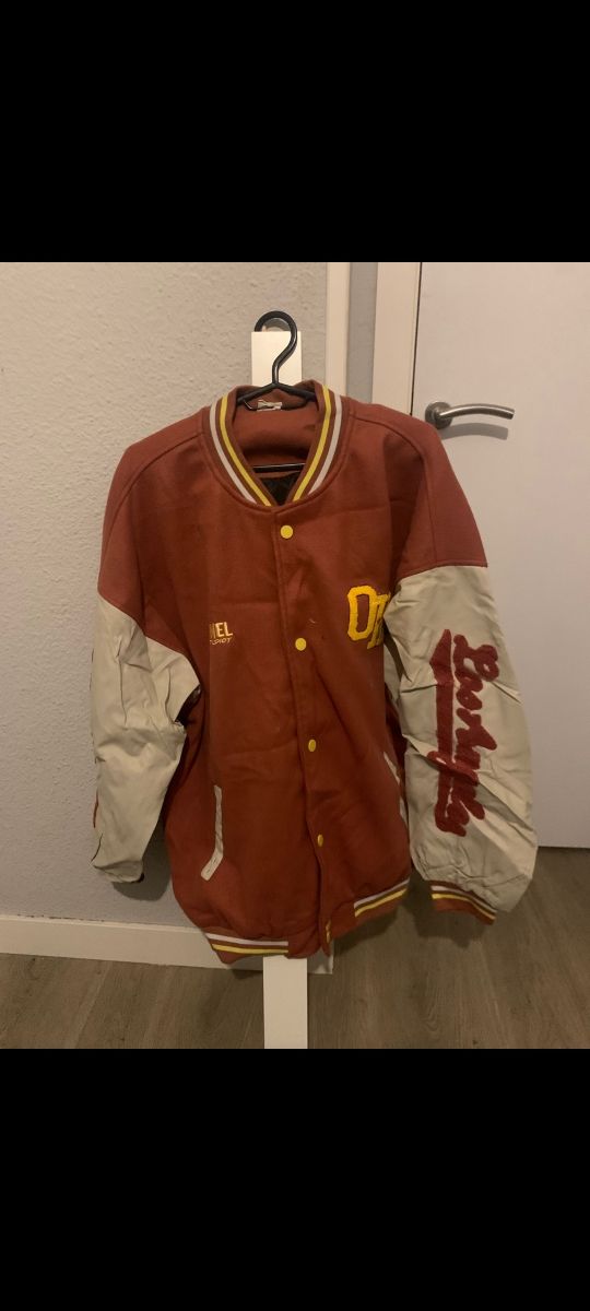 Chaqueta deportiva estilo universitario