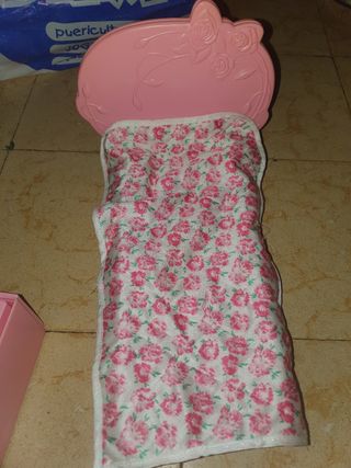 Cama Barbie rosa con flores regalo