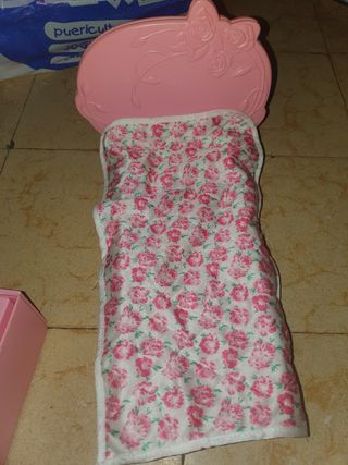 Cama Barbie rosa con flores regalo