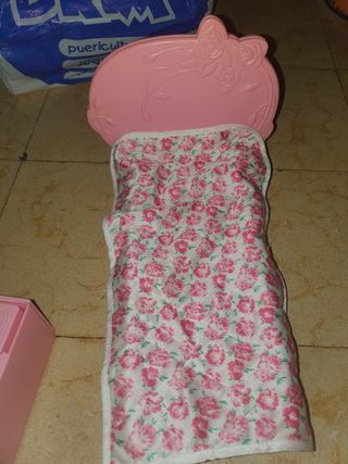 Cama Barbie rosa con flores regalo