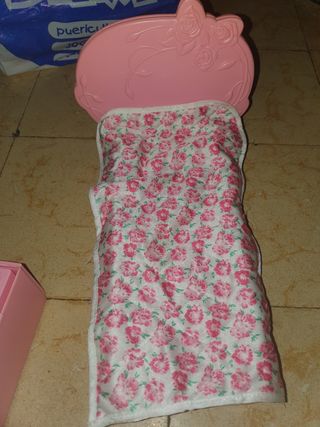 Cama Barbie rosa con flores regalo
