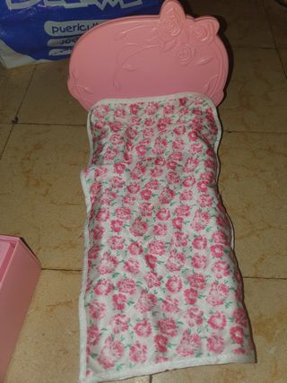 Cama Barbie rosa con flores regalo