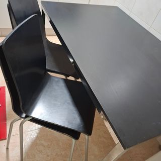 Mesa de comedor negra con 4 sillas