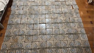 Se pican, retiran y desescombran azulejos antiguos