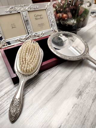 Tocador de alpaca plateada de estilo Isabelino.