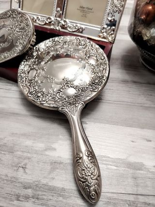 Tocador de alpaca plateada de estilo Isabelino.