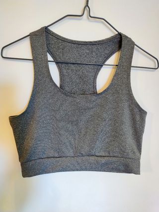 Top deportivo gris