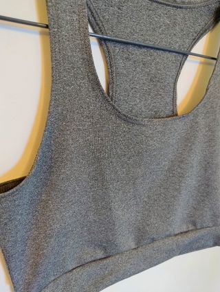 Top deportivo gris