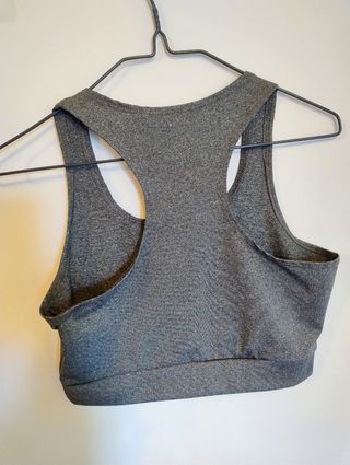 Top deportivo gris
