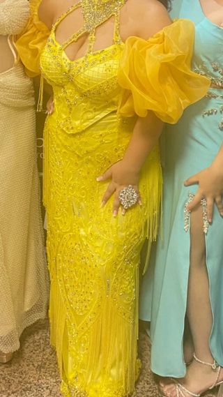 Vestido de fiesta amarillo con pedrería