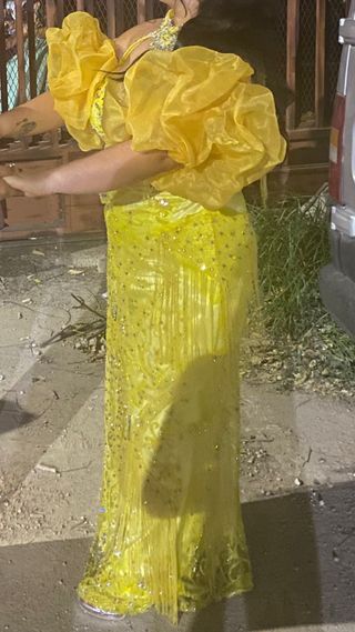 Vestido de fiesta amarillo con pedrería