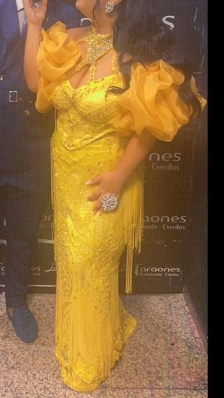Vestido de fiesta amarillo con pedrería