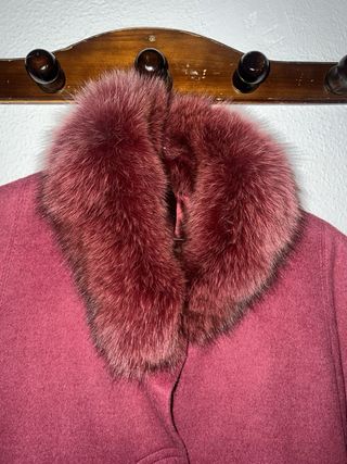 Abrigo vintage rojo con cuello de pelo