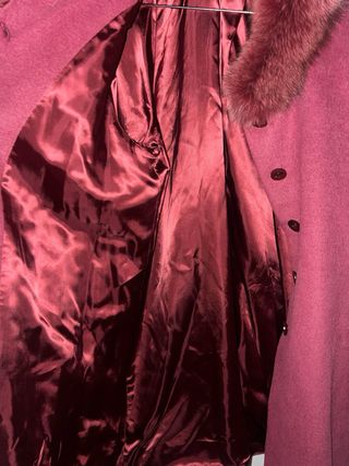 Abrigo vintage rojo con cuello de pelo