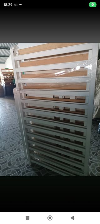 Cuna de bebé de madera