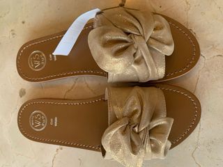 Sandalias doradas White Sun, sin usar