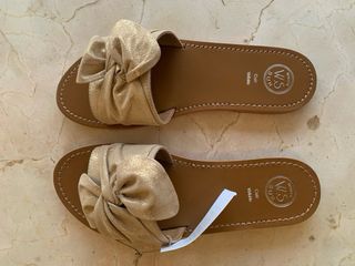 Sandalias doradas White Sun, sin usar
