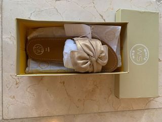 Sandalias doradas White Sun, sin usar