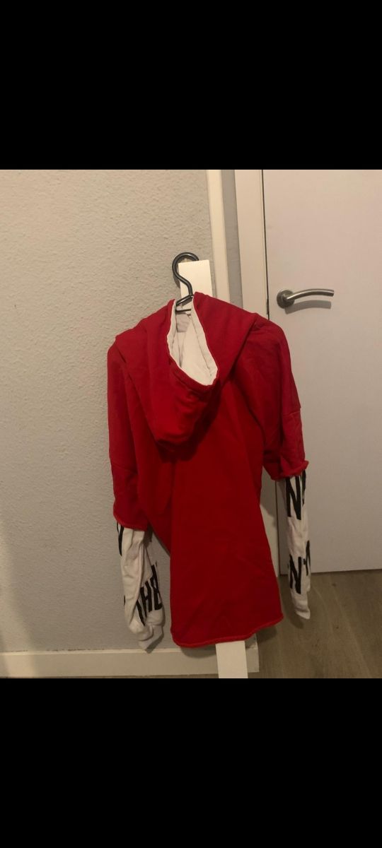 Sudadera Roja con Cara Sonriente