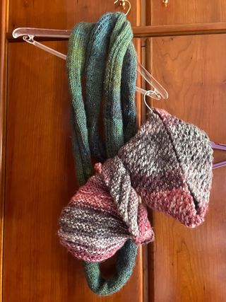 Gorro y cuello a juego y otro cuello largo verde