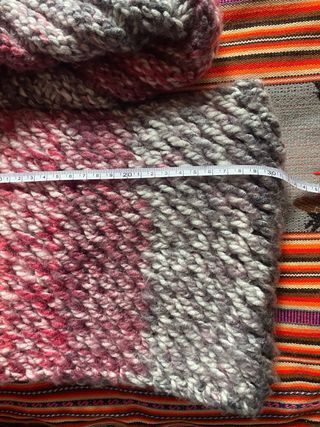 Gorro y cuello a juego y otro cuello largo verde