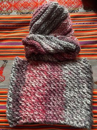 Gorro y cuello a juego y otro cuello largo verde