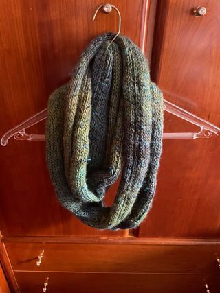Gorro y cuello a juego y otro cuello largo verde