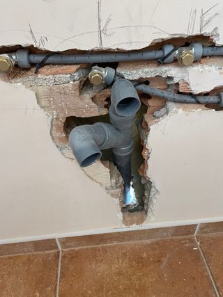 *Fontanero, para instalaciones y reparaciones*