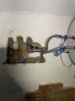 *Fontanero, para instalaciones y reparaciones*