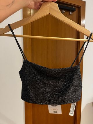 Top brillante con etiqueta